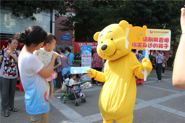 5月29日，梧州市婦幼保健院到潘塘公園參與衛生系統開展的世界無煙日宣傳活動，該院醫務人員扮成可愛的卡通造型，呼吁市民為孩