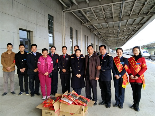 梧州市總工會(huì)副主席唐彤、李燦培一行慰問(wèn)梧州火車(chē)南站職工