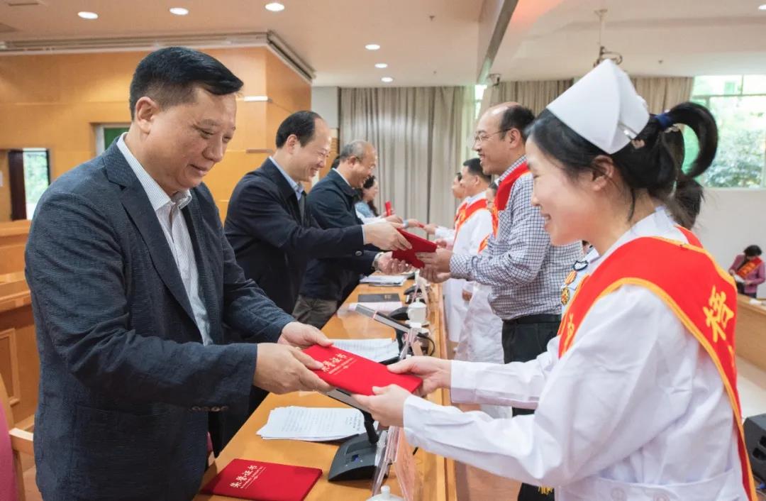 向勞動者致敬！梧州市召開2020年慶祝“五一”國際勞動節暨五一勞動獎和工人先鋒號頒獎會