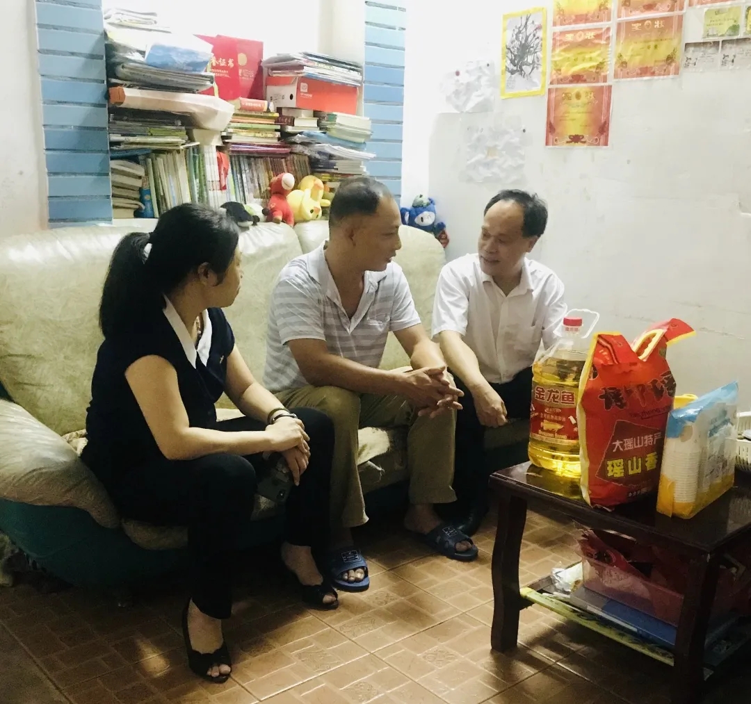節日慰問暖人心，結對幫扶情誼真