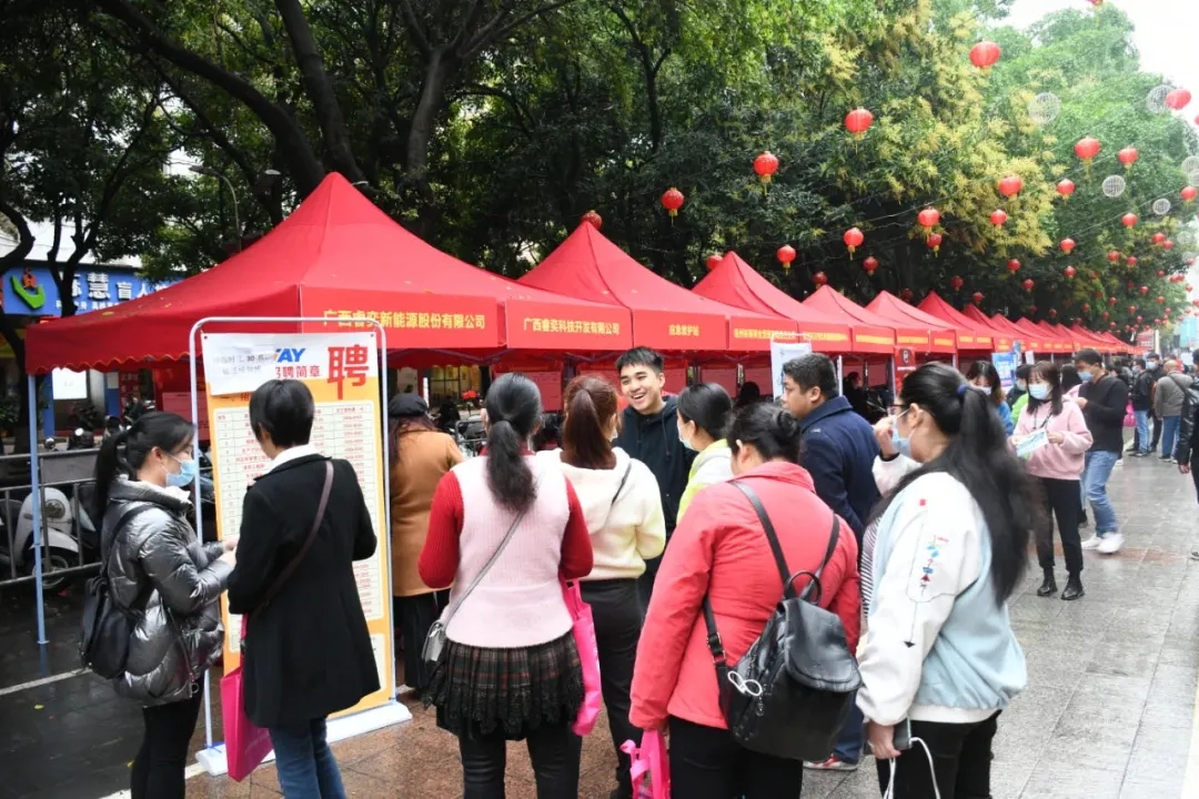 “春風送真情 就業暖民心”活動在旺城廣場舉行