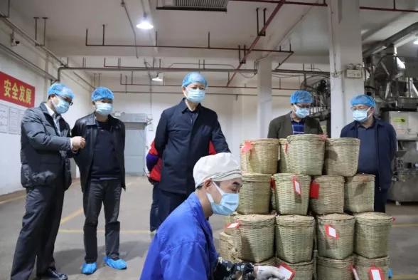 自治區財貿輕紡煙草工會到我市開展元旦春節送溫暖活動