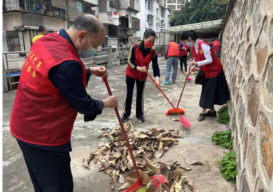 群力協作同清潔，學習雷鋒好榜樣