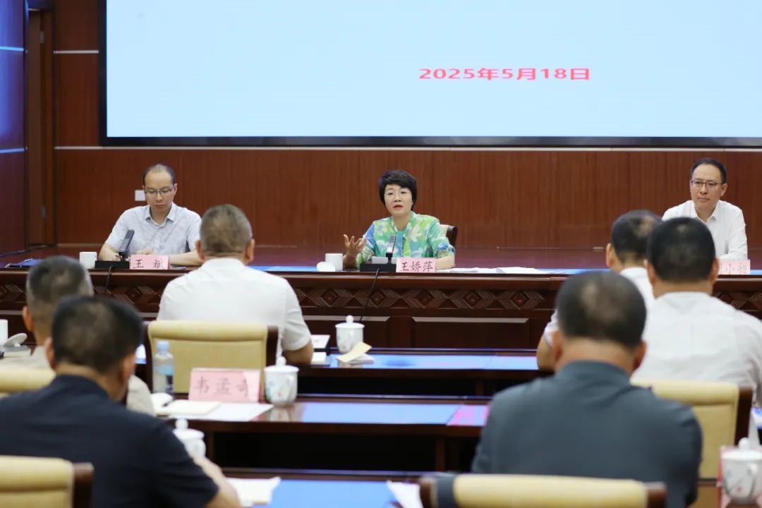 調(diào)研組在自治區(qū)總工會(huì)召開座談會(huì)，了解我區(qū)工會(huì)相關(guān)工作情況.jpg