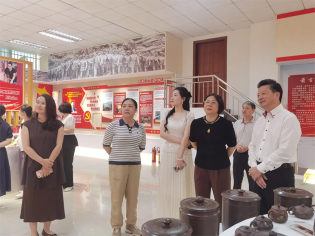 中國曲藝家協會專家組走進職工之家參觀“潘楚華藝術事業主題檔案展”