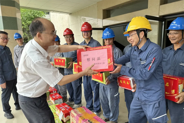 梧州市總工會聯合南方電網超高壓公司梧州局開展送清涼慰問活動