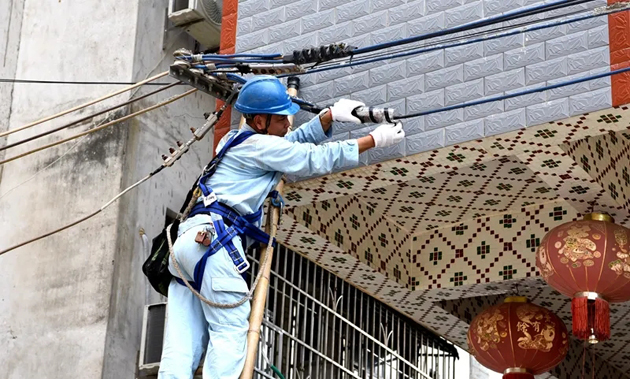 南方電網廣西新電力集團梧州供電公司整治“低電壓” 群眾用上放心電