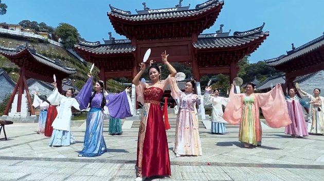 聽，梧州學院的教職工演繹《禮儀之邦》向祖國73周年華誕獻禮