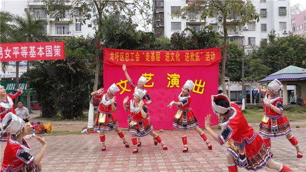 梧州龍圩區總工會深入開展“走基層 送文化 送歡樂”系列活動