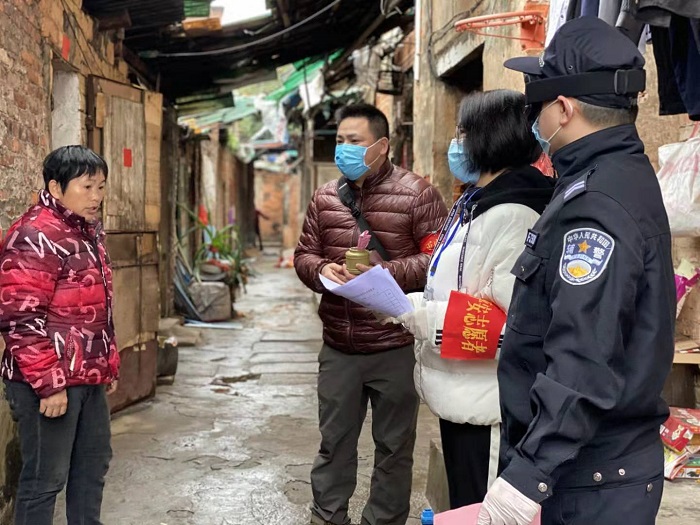 圖2.2月4日，萬秀區總工會主席莫培燁到龍骨社區協助開展疫情防控核查和宣傳工作.jpg