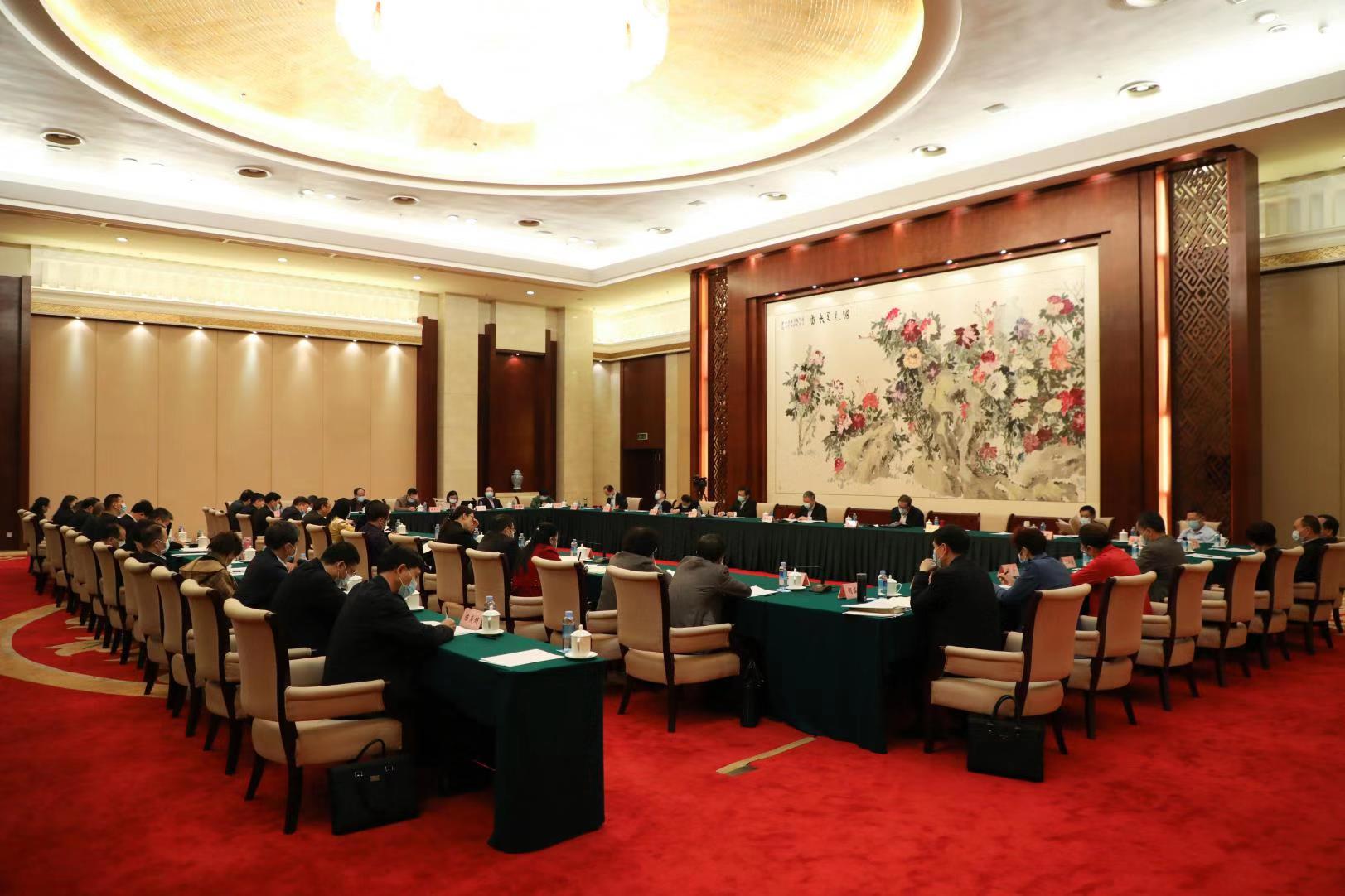 自治區政協十二屆四次會議召開期間，工會界別委員結合工作實際，積極建言獻策——