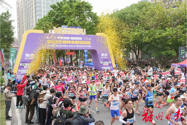 在充滿(mǎn)嶺南風(fēng)情的賽道上盡情奔跑丨2025梧州半程馬拉松順利舉行 蔣連生李振品出席起跑儀式
