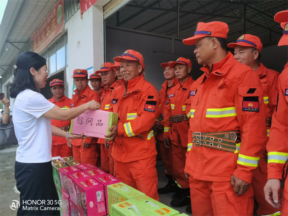 龍圩區總工會開展送清涼活動