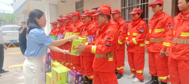 龍圩區總工會開展送清涼活動